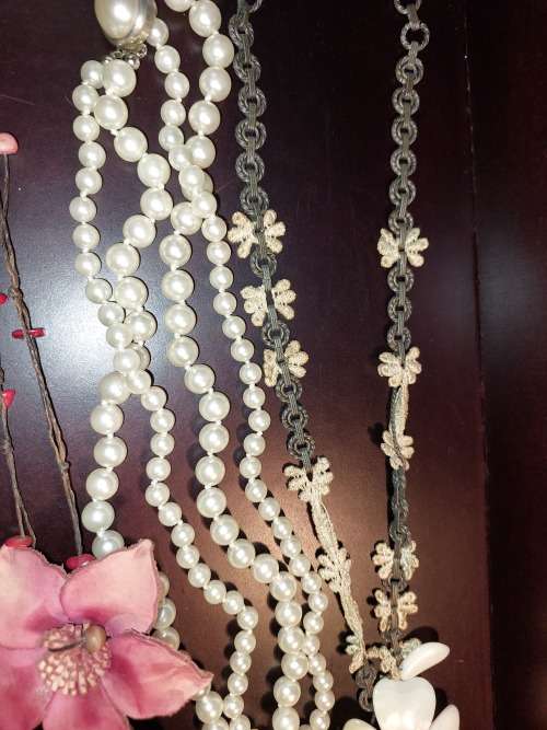 A VINTAGE COLLECTION OF COSTUME NECKLACES