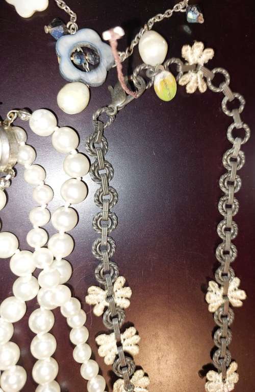 A VINTAGE COLLECTION OF COSTUME NECKLACES