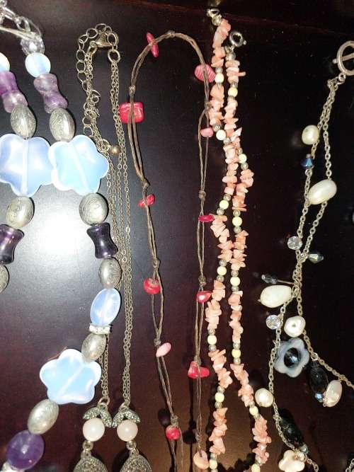 A VINTAGE COLLECTION OF COSTUME NECKLACES