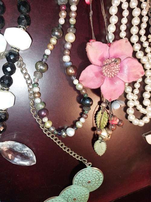 A VINTAGE COLLECTION OF COSTUME NECKLACES