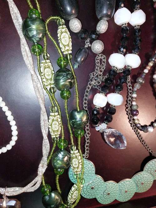 A VINTAGE COLLECTION OF COSTUME NECKLACES