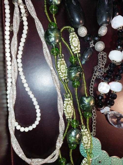 A VINTAGE COLLECTION OF COSTUME NECKLACES