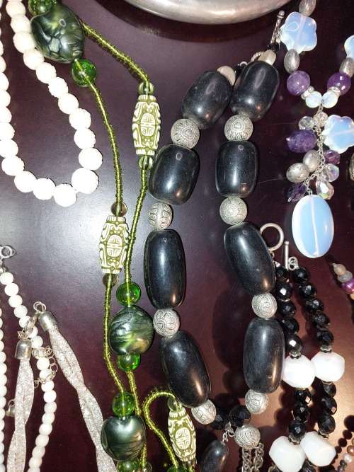A VINTAGE COLLECTION OF COSTUME NECKLACES