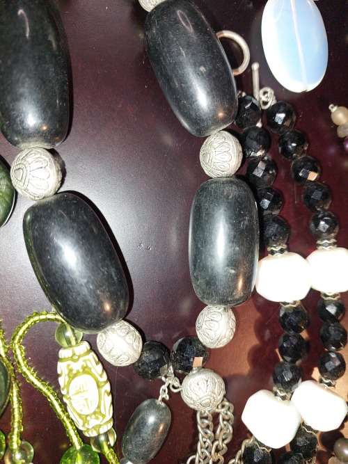 A VINTAGE COLLECTION OF COSTUME NECKLACES