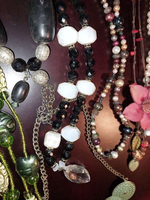 A VINTAGE COLLECTION OF COSTUME NECKLACES