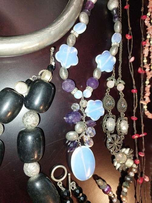 A VINTAGE COLLECTION OF COSTUME NECKLACES