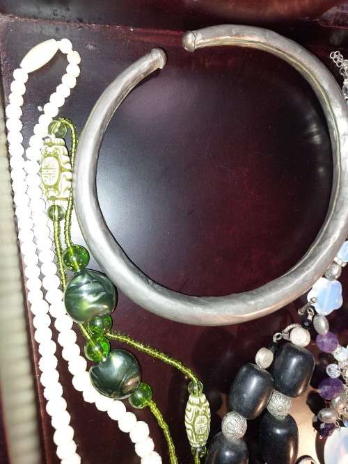 A VINTAGE COLLECTION OF COSTUME NECKLACES
