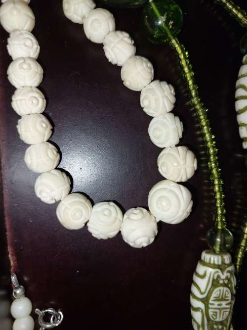 A VINTAGE COLLECTION OF COSTUME NECKLACES