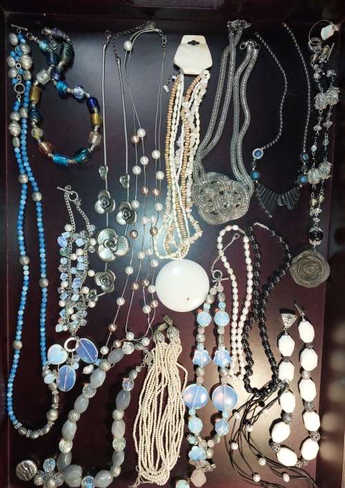 A VINTAGE COLLECTION OF COSTUME JEWELRY SOLD AS IS