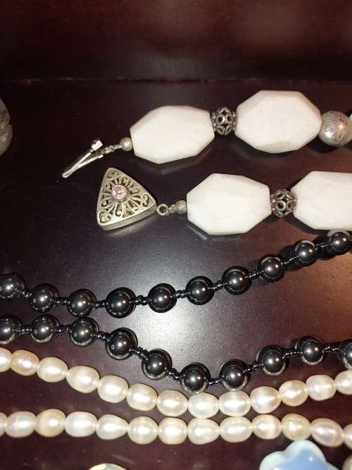 A VINTAGE COLLECTION OF COSTUME JEWELRY SOLD AS IS
