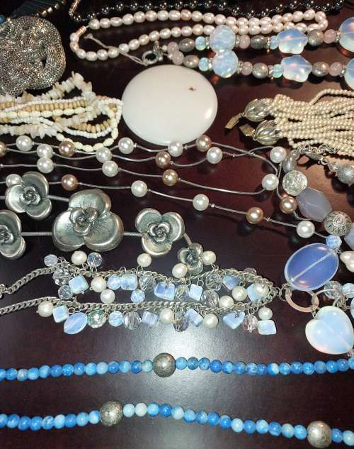 A VINTAGE COLLECTION OF COSTUME JEWELRY SOLD AS IS