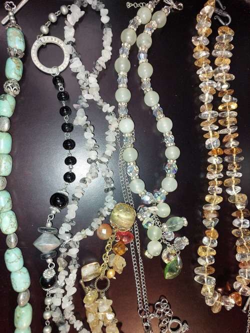 A COLLECTION OF VINTAGE COSTUME NECKLACES SOLD AS IS