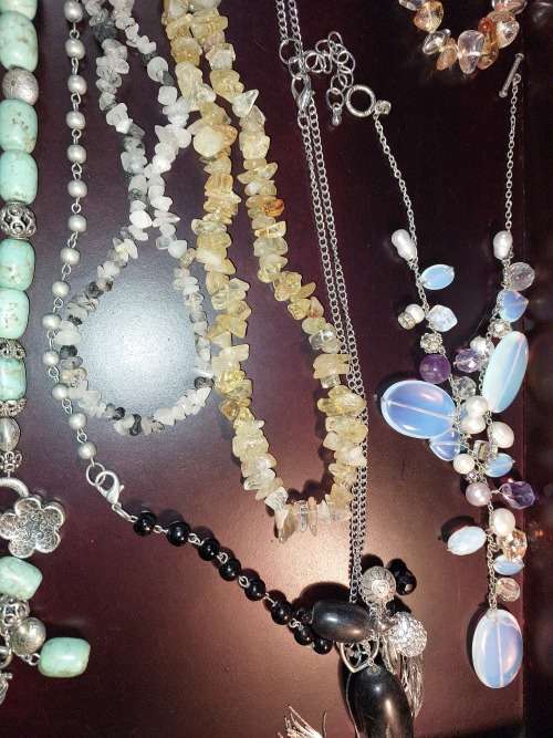 A COLLECTION OF VINTAGE COSTUME NECKLACES SOLD AS IS