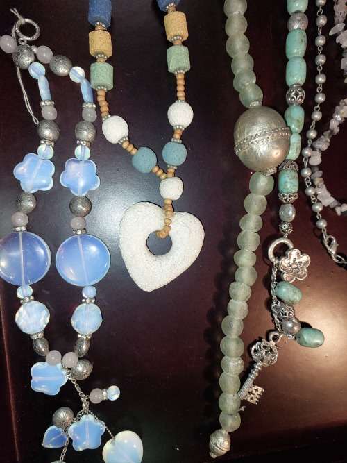 A COLLECTION OF VINTAGE COSTUME NECKLACES SOLD AS IS