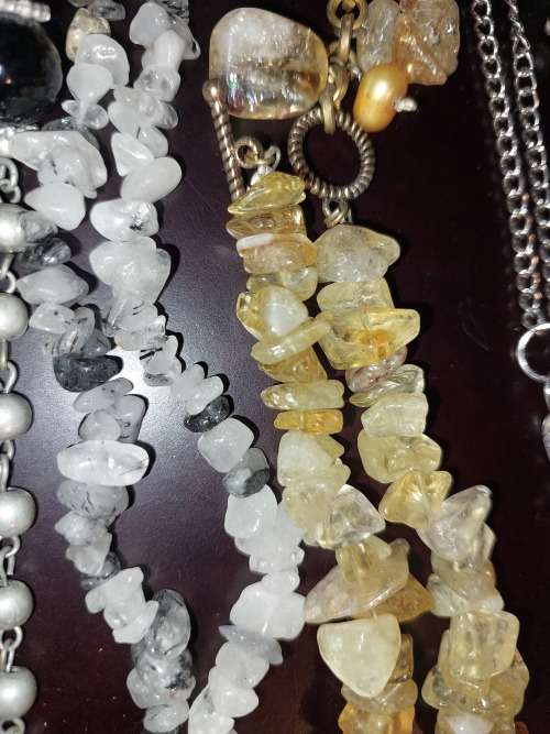 A COLLECTION OF VINTAGE COSTUME NECKLACES SOLD AS IS