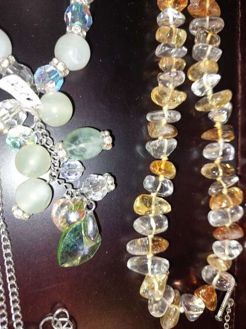 A COLLECTION OF VINTAGE COSTUME NECKLACES SOLD AS IS