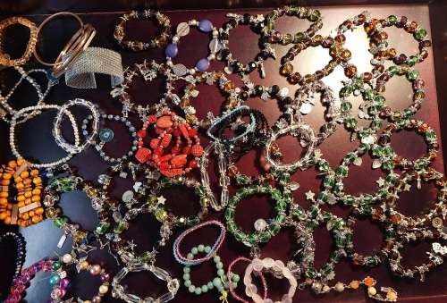 A JOB LOT COSTUME BRACELETS AND GOLD PLATED BANGLES SOLD AS IS