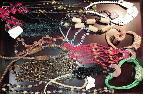 A COLLECTION JOB LOT COSTUME NECKLACES SOLD AS IS