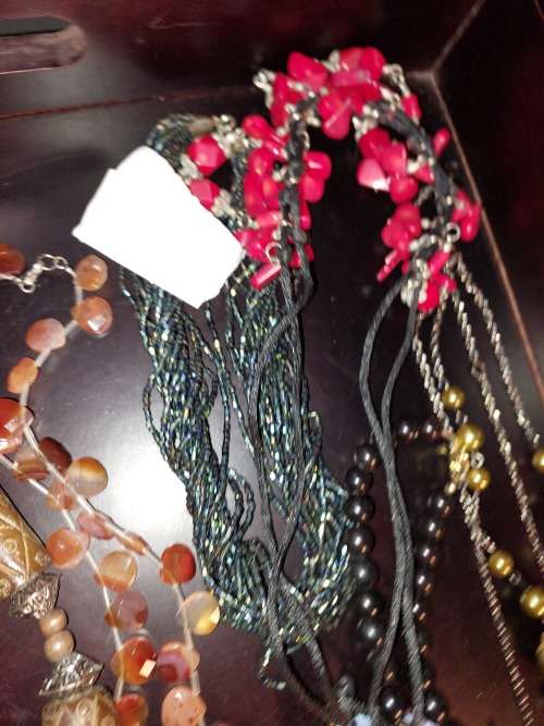 A COLLECTION JOB LOT COSTUME NECKLACES SOLD AS IS
