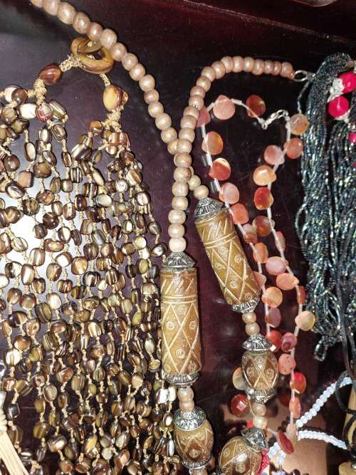 A COLLECTION JOB LOT COSTUME NECKLACES SOLD AS IS
