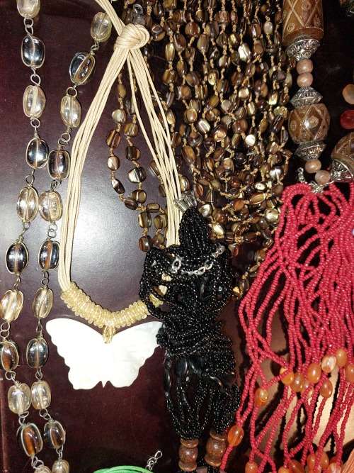 A COLLECTION JOB LOT COSTUME NECKLACES SOLD AS IS