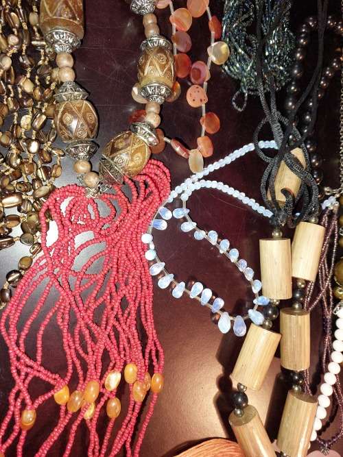 A COLLECTION JOB LOT COSTUME NECKLACES SOLD AS IS