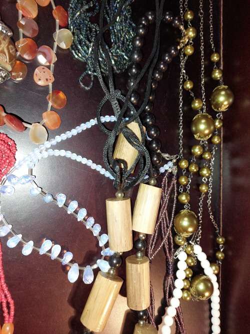 A COLLECTION JOB LOT COSTUME NECKLACES SOLD AS IS