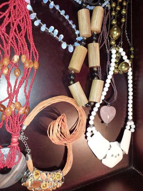 A COLLECTION JOB LOT COSTUME NECKLACES SOLD AS IS