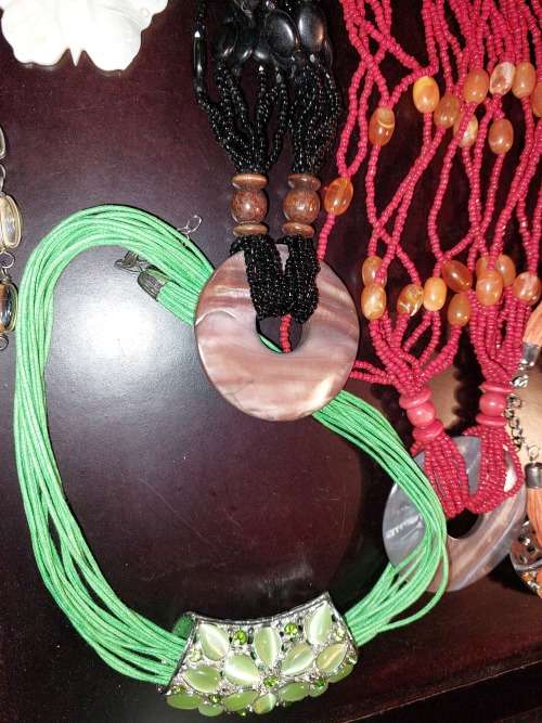 A COLLECTION JOB LOT COSTUME NECKLACES SOLD AS IS