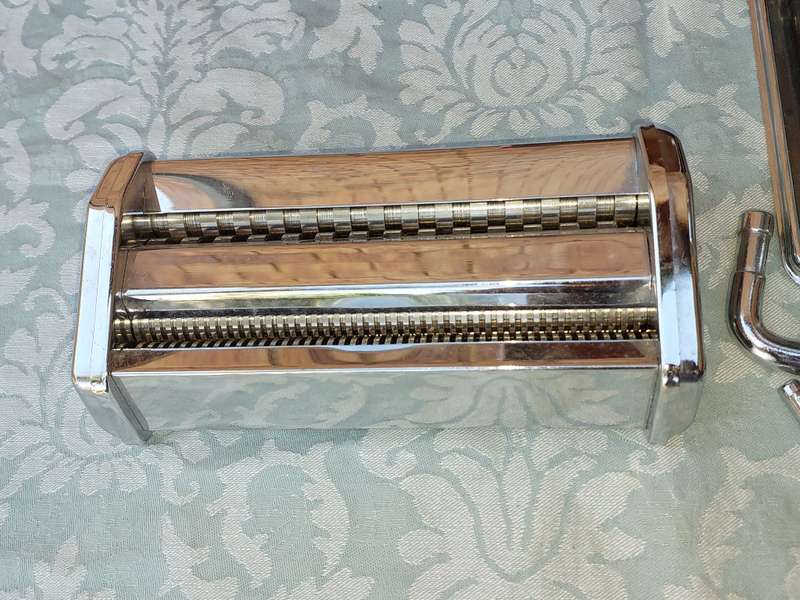 A COMPLETE JAMIE OLIVER PASTA MACHINE