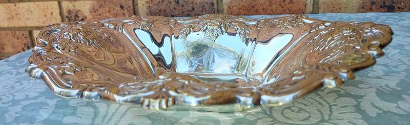 AN ANTIQUE EPNS OVAL SERVING PLATTER