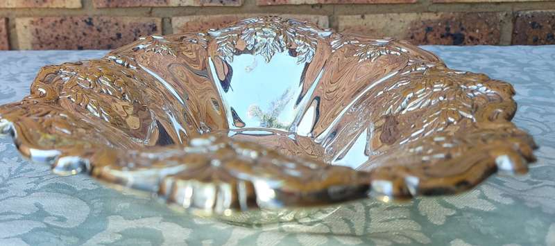 AN ANTIQUE EPNS OVAL SERVING PLATTER