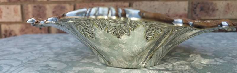 AN ANTIQUE EPNS OVAL SERVING PLATTER