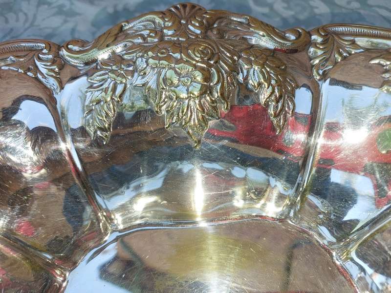 AN ANTIQUE EPNS OVAL SERVING PLATTER