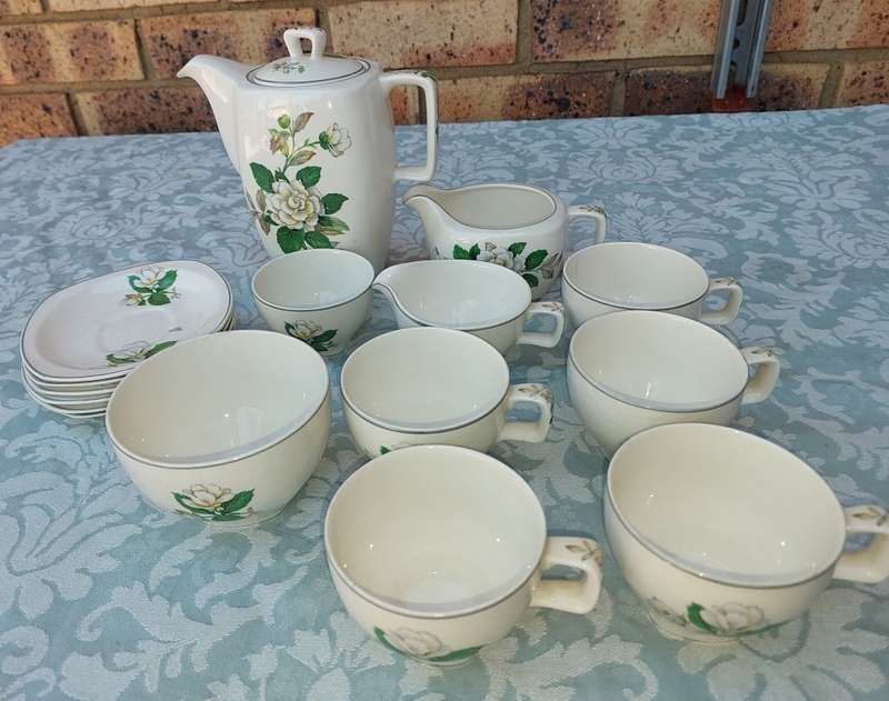 A VINTAGE STYLECRAFT BY MIDWINTER STAFFORDSHIRE MADE IN ENGLAND CERAMIC PORCELAIN TEA SET SOLD AS IS