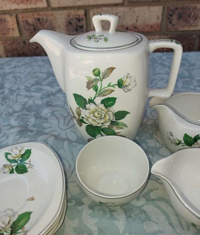 A VINTAGE STYLECRAFT BY MIDWINTER STAFFORDSHIRE MADE IN ENGLAND CERAMIC PORCELAIN TEA SET SOLD AS IS