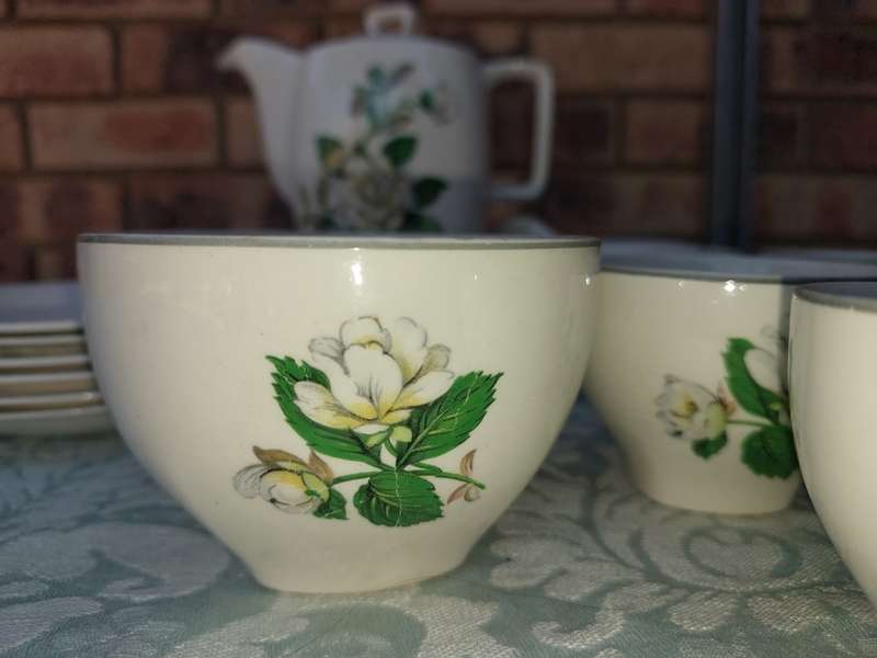 A VINTAGE STYLECRAFT BY MIDWINTER STAFFORDSHIRE MADE IN ENGLAND CERAMIC PORCELAIN TEA SET SOLD AS IS