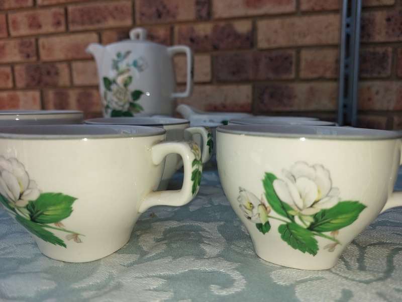 A VINTAGE STYLECRAFT BY MIDWINTER STAFFORDSHIRE MADE IN ENGLAND CERAMIC PORCELAIN TEA SET SOLD AS IS