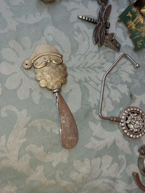 A VINTAGE JOB LOT KITCHENALIA SOLD AS IS