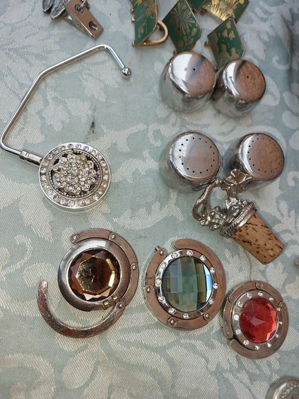 A VINTAGE JOB LOT KITCHENALIA SOLD AS IS