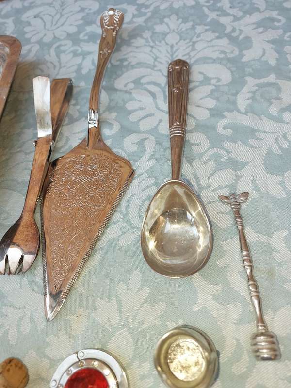 A VINTAGE JOB LOT KITCHENALIA SOLD AS IS