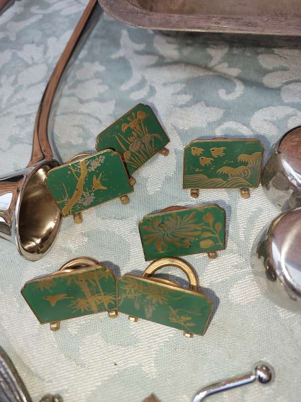 A VINTAGE JOB LOT KITCHENALIA SOLD AS IS