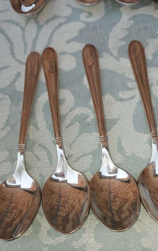 A VINTAGE JOB LOT STAINLESS STEEL AND EPNS TEASPOONS