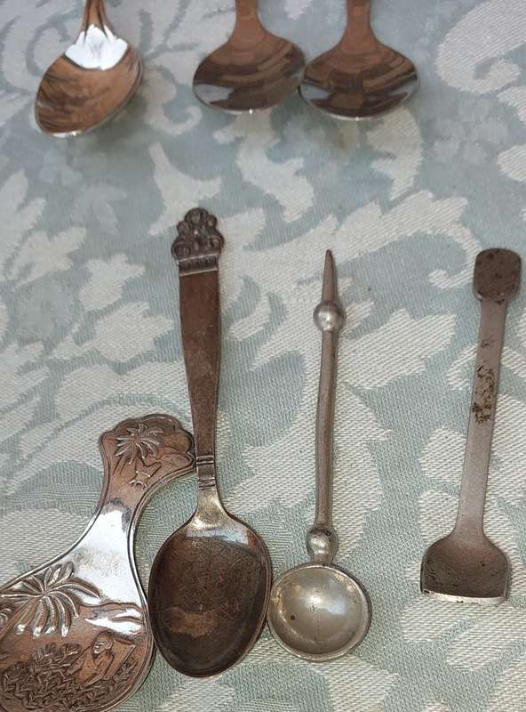 A VINTAGE JOB LOT STAINLESS STEEL AND EPNS TEASPOONS