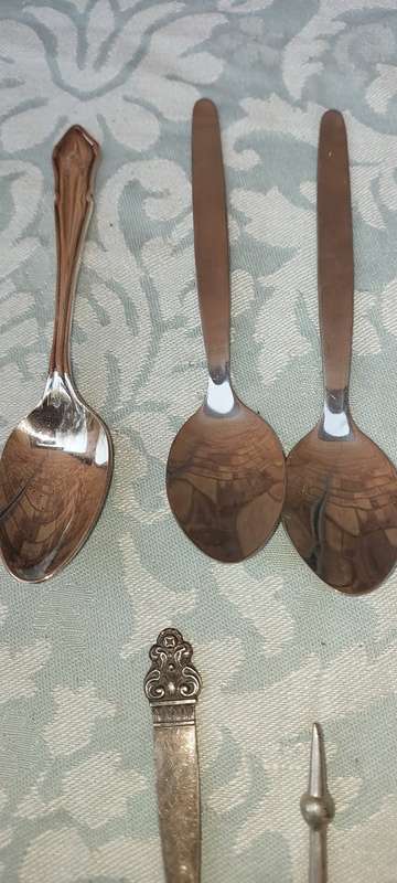 A VINTAGE JOB LOT STAINLESS STEEL AND EPNS TEASPOONS