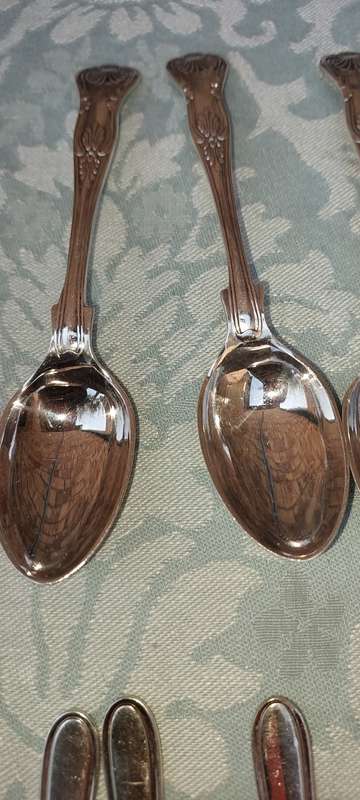 A VINTAGE JOB LOT STAINLESS STEEL AND EPNS TEASPOONS