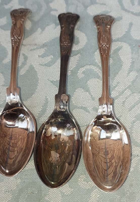 A VINTAGE JOB LOT STAINLESS STEEL AND EPNS TEASPOONS