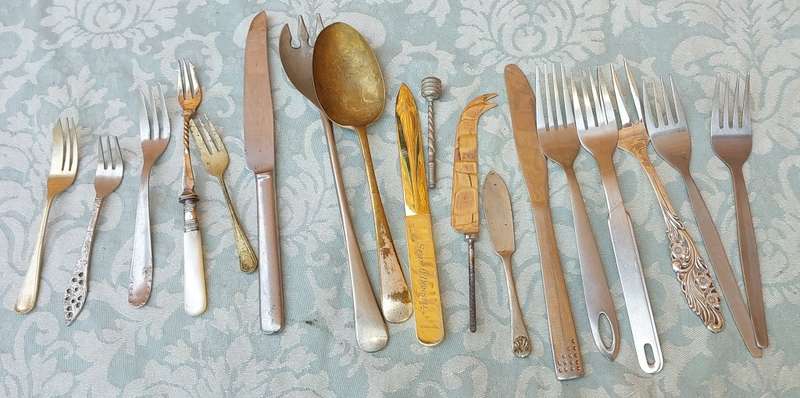 A VINTAGE COLLECTION JOB LOT KITCHENALIA SOLD AS IS