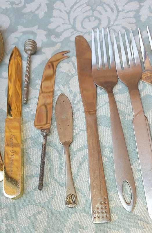 A VINTAGE COLLECTION JOB LOT KITCHENALIA SOLD AS IS