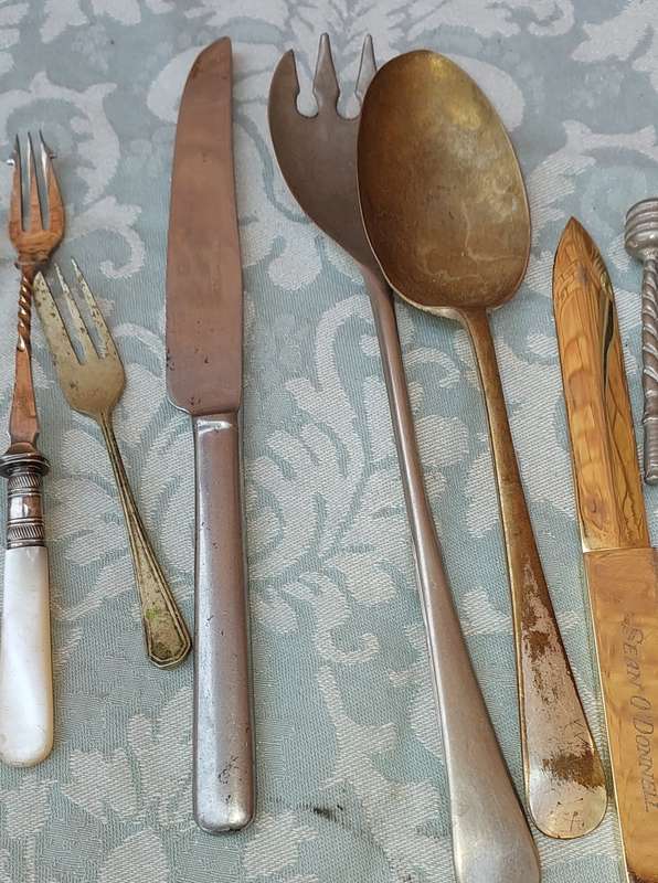 A VINTAGE COLLECTION JOB LOT KITCHENALIA SOLD AS IS